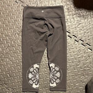 lululemon athletica women’s xs Leggings with White Floral Accents there’s no tag